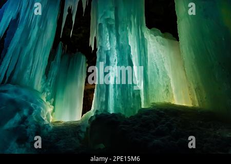 Formation de glace de rideaux illuminée la nuit dans Pictured Rocks National Lakeshore près de Munising, Upper Peninsula, Michigan, États-Unis Banque D'Images