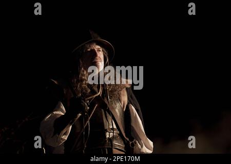 Portrait conceptuel de l'infantryman anglais de la guerre civile en attente des ordres dans la nuit Banque D'Images