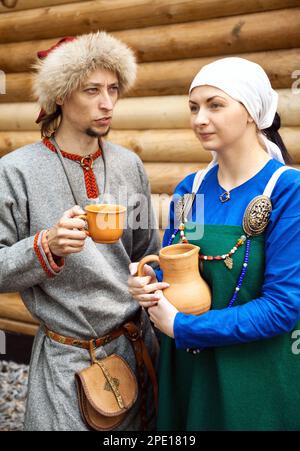 Khabarovsk, Russie - 11 juin 2017: Jeune couple portant des costumes d'époque médiévale. Homme et femme dans des vêtements de paysans d'âge moyen au reenactme historique Banque D'Images