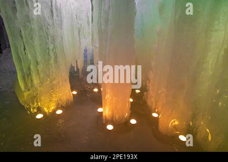 Formation de glace de rideaux illuminée la nuit dans Pictured Rocks National Lakeshore près de Munising, Upper Peninsula, Michigan, États-Unis Banque D'Images