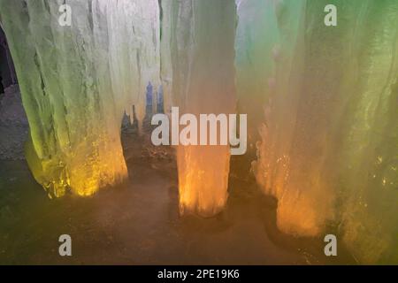 Formation de glace de rideaux illuminée la nuit dans Pictured Rocks National Lakeshore près de Munising, Upper Peninsula, Michigan, États-Unis Banque D'Images