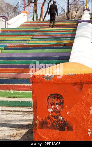 Khabarovsk, Russie - 18 avril 2014 : ancien dirigeant de l'URSS Joseph Staline, portrait du graffiti. Escaliers colorés dans un parc Banque D'Images