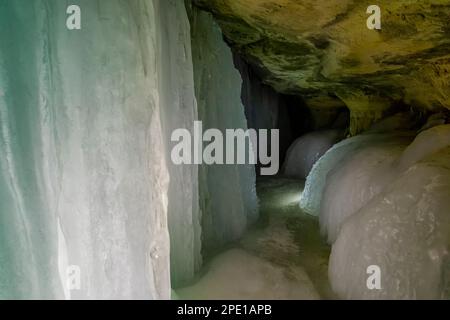 Formation de glace de rideaux illuminée la nuit dans Pictured Rocks National Lakeshore près de Munising, Upper Peninsula, Michigan, États-Unis Banque D'Images