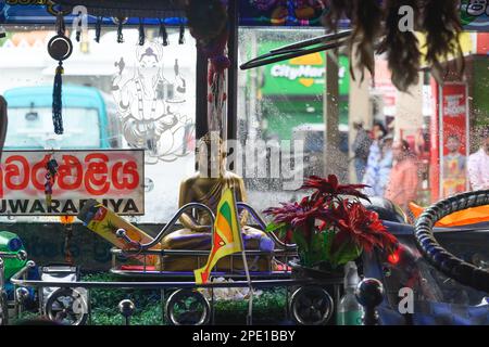 Nuwara Eliya, Sri Lanka - 20.02.2023. Cabine conducteur et pare-brise à l'intérieur du bus régulier depuis Nuwara Eliya. Design authentique à l'intérieur du bus au Sri Lanka. Banque D'Images