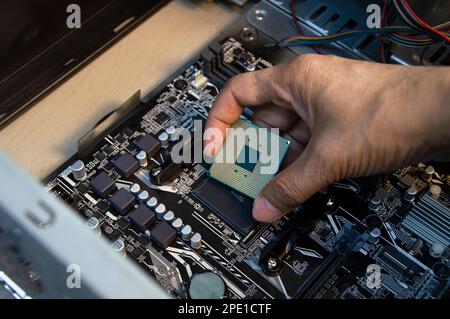 vue de dessus technicien insertion cpu, assembleur d'ordinateur Banque D'Images