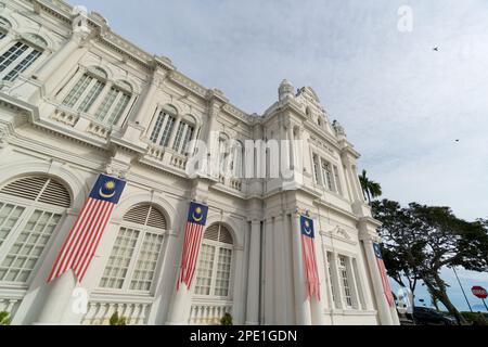 George Town, Penang, Malaisie - août 29 2022: Hôtel de ville de Penang décoré avec le drapeau de Jalur Gemilang Malaysia célébrer Merdeka Banque D'Images