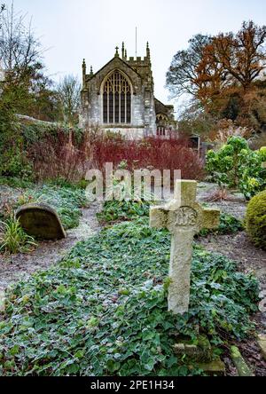 Un cimetière gelé, All Saints Church, Bolton Percy, Tadcaster, Yorkshire, ROYAUME-UNI Banque D'Images