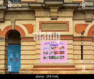 Alexandra Palace (Ally Pally) extérieur, Londres N22 avec un panneau montrant ce qui se passe en 2023 Banque D'Images