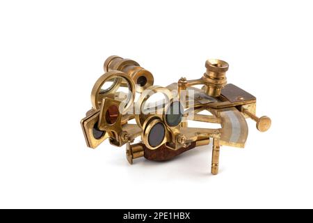 ancien sextant nautique avec optique isolée sur fond blanc Banque D'Images