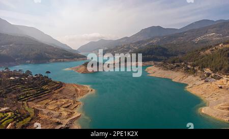 Vue aérienne du célèbre réservoir sur la rivière Dymchay en Turquie, Alanya. Banque D'Images