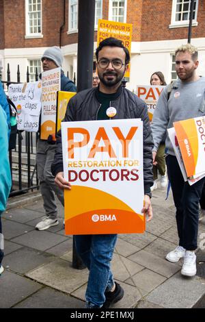 Londres, Royaume-Uni - 15 mars 2023 : des manifestants de divers groupes, y compris des enseignants, des travailleurs civils, des médecins, du personnel de l'UCU, Le personnel du métro de Londres et d'autres personnes se sont réunis à Hyde Park Corner pour manifester dans le cadre d'une grève nationale pour une augmentation de salaire le jour du budget. Credit: Sinai Noor/Alay Live News Banque D'Images