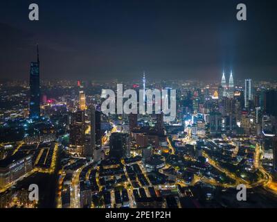 Bukit Bintang, Kuala Lumpur, Malaisie - Nov 28 2022: L'horizon de KL est une vue imprenable la nuit, avec des gratte-ciels comme la Tour Menara KL, PNB me Banque D'Images