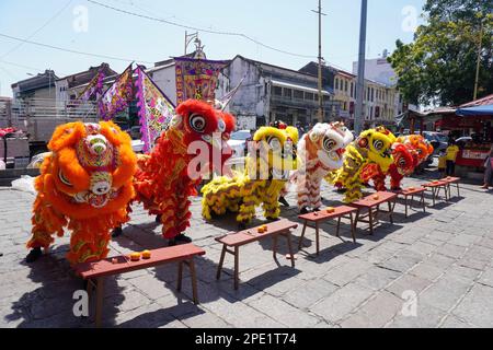 George Town, Penang, Malaisie - Jan 15 2022: Différentes couleurs de danse de lion chinois se produisent dans la journée chaude ensoleillée à la cérémonie de consécration Banque D'Images