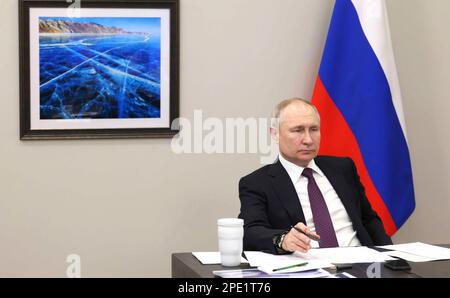 Ulan-Ude, Russie. 14th mars 2023. Le président russe Vladimir Poutine préside une conférence à distance et en personne pour discuter du développement de la région extrême-orientale de la Russie à partir de l'usine d'aviation d'Ulan-Ude, 14 mars 2023 à Ulan-Ude, Buryatia, Russie. Credit: Mikhail Metzel/Kremlin Pool/Alamy Live News Banque D'Images