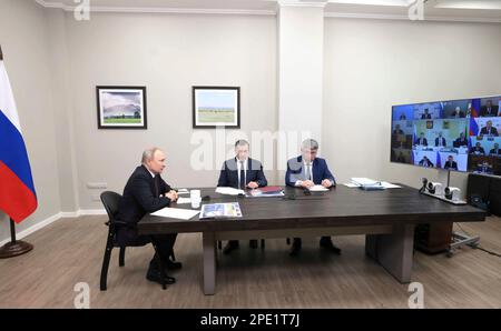 Ulan-Ude, Russie. 14th mars 2023. Le président russe Vladimir Poutine préside une conférence à distance et en personne pour discuter du développement de la région extrême-orientale de la Russie à partir de l'usine d'aviation d'Ulan-Ude, 14 mars 2023 à Ulan-Ude, Buryatia, Russie. Rejoindre Poutine de gauche à droite: Vice-Premier ministre - envoyé présidentiel dans le district fédéral d'extrême-Orient Yury Trutnev et chef de la République de Buryatia Alexey Tsydenov. Credit: Mikhail Metzel/Kremlin Pool/Alamy Live News Banque D'Images