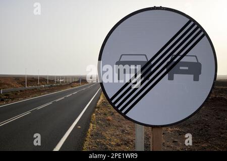 Aucun signe de dépassement sur la petite route de campagne a refait surface et a transformé en route pour vélo de Lanzarote, îles Canaries, Espagne Banque D'Images