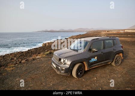 Hors route jeep renegade voiture de location garée sur les falaises de mer près de janubio Lanzarote, îles Canaries, Espagne Banque D'Images