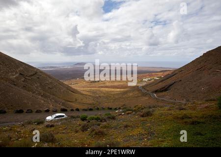 Vue sur la route lz-702 qui s'enroule jusqu'au balcon de femes Lanzarote, îles Canaries, Espagne Banque D'Images