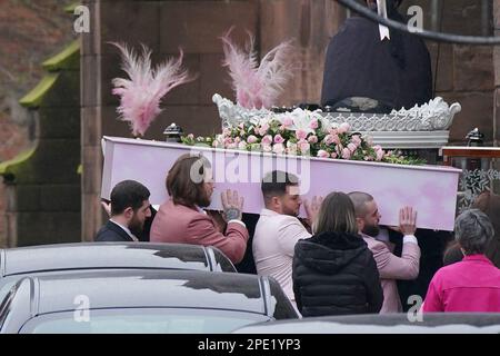 Le cercueil de Brianna Ghey est transporté dans l'église paroissiale d'Elphin, à Warrington, Cheshire, devant ses funérailles. Brianna a été mortellement poignardée dans le parc linéaire, Culcheth, Warrington on 11 février. Date de la photo: Mercredi 15 mars 2023. Banque D'Images