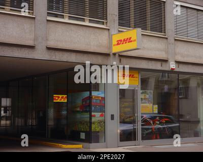 Salzbourg, Autriche - 6 août 2022 : point de livraison DHL. DHL est leader mondial du secteur de la logistique. Elle engage son expertise dans les domaines du fret international de colis, express, aérien et maritime, routier et ferroviaire Banque D'Images