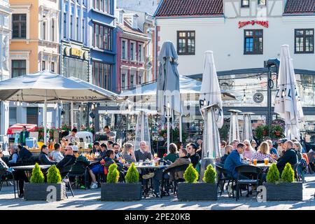 Les gens assis à l'extérieur d'un café/restaurant à la place Livu à Riga, en Lettonie Banque D'Images