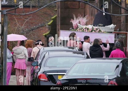 Le cercueil de Brianna Ghey est transporté dans l'église paroissiale d'Elphin, à Warrington, dans le Cheshire, pour ses funérailles. Brianna a été mortellement poignardée dans le parc linéaire, Culcheth, Warrington on 11 février. Date de la photo: Mercredi 15 mars 2023. Banque D'Images