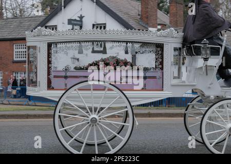 St. Elfin's Church, Warrington, Royaume-Uni - 15th mars 2023 - la funérailles a lieu à Brianna Ghey à St. Église d'Elfin à Warrington. Brianna, une fille transgenre, a été poignardée à mort à Culcheth Linear Park, Warrington, Cheshire le samedi 11th février Elle avait 16 ans. Une fille de Warrington, Cheshire, et un garçon de Leigh, Lancashire, tous deux âgés de 15 ans, ont été accusés de son meurtre. Credit Mark Lear / Alamy Live News Banque D'Images