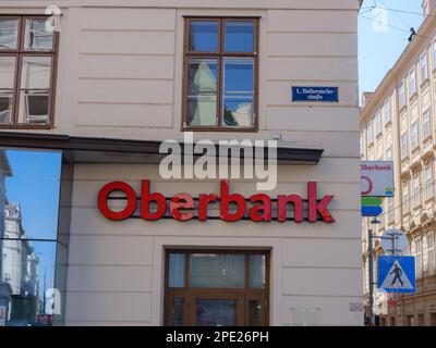 Vienne, Autriche - 11 août 2022 : façade avec logo de Oberbank AG est une banque régionale basée à Linz et détenue par 3-Banken-Gruppe. Banque D'Images