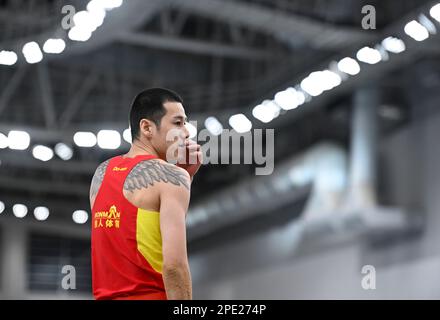 Tianjin. 15th mars 2023. Gao Xinglong réagit lors de la longue finale de saut masculin des Championnats nationaux d'athlétisme en intérieur chinois 2023 au Tuanbo Sports Center, dans le nord de la Chine, à Tianjin, au 15 mars 2023. Credit: Chanson Yanhua/Xinhua/Alamy Live News Banque D'Images