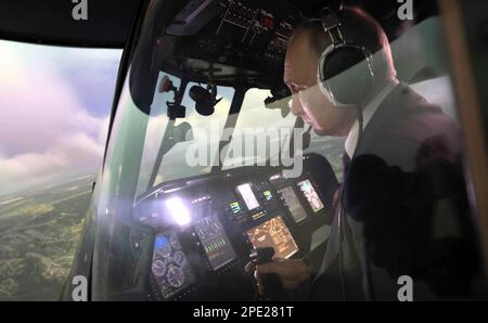 Ulan-Ude, Russie. 14th mars 2023. Le président russe Vladimir Poutine pilote un simulateur d'hélicoptère mi-171A2 au centre de formation de l'usine d'aviation d'Ulan-Ude, 14 mars 2023, à Ulan-Ude, Buryatia, Russie. Credit: Mikhail Metzel/Kremlin Pool/Alamy Live News Banque D'Images