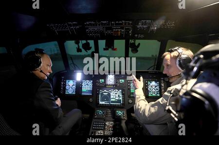 Ulan-Ude, Russie. 14th mars 2023. Le président russe Vladimir Poutine, à gauche, écoute un instructeur à l'intérieur du poste de pilotage d'un simulateur de vol en hélicoptère mi-171A2 au centre de formation de l'usine d'aviation d'Ulan-Ude, à 14 mars 2023, à Ulan-Ude, à Buryatia, en Russie. Credit: Mikhail Metzel/Kremlin Pool/Alamy Live News Banque D'Images
