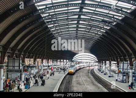 York Railway Station Road, York YO24 1AB avec ses magnifiques courbes et son architecture victorienne. Banque D'Images