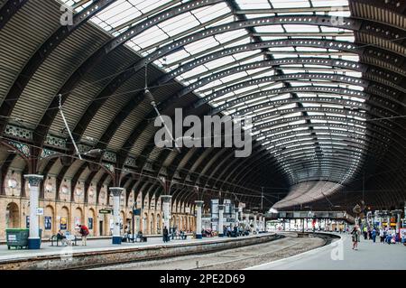 York Railway Station Road, York YO24 1AB avec ses magnifiques courbes et son architecture victorienne. Banque D'Images