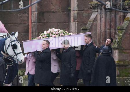 Le cercueil de Brianna Ghey, transgenre de 16 ans, est réalisé dans l'église paroissiale d'Elphin, à Warrington, Cheshire, après ses funérailles. Brianna a été mortellement poignardée dans le parc linéaire, Culcheth, Warrington on 11 février. Date de la photo: Mercredi 15 mars 2023. Banque D'Images