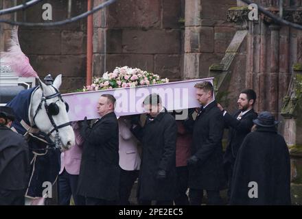 Le cercueil de Brianna Ghey, transgenre de 16 ans, est réalisé dans l'église paroissiale d'Elphin, à Warrington, Cheshire, après ses funérailles. Brianna a été mortellement poignardée dans le parc linéaire, Culcheth, Warrington on 11 février. Date de la photo: Mercredi 15 mars 2023. Banque D'Images