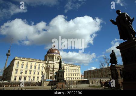 Berlin, Allemagne. 15th mars 2023. Un ciel bleu vif avec des nuages de temps équitable autour de quatre degrés Celsius font que la vue du Forum Humboldt, le nouveau palais de la ville, brillent dans la lumière du soleil. Selon les météorologues, les températures vont augmenter de manière significative dans les jours à venir. Sur la place Schinkelplatz se trouvent des statues de Peter Christian Wilhelm Beuth (l-r), fonctionnaire de la production industrielle de Prusse, Karl Friedrich Schinkel, maître-constructeur prussien, et Albrecht Daniel Thaer, fondateur de la théorie agricole moderne en Prusse. Credit: Wolfgang Kumm/dpa/Alay Live News Banque D'Images