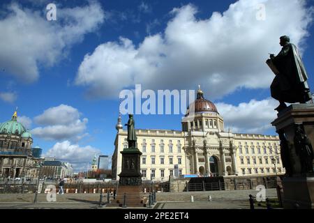 Berlin, Allemagne. 15th mars 2023. Un ciel bleu vif avec des nuages de temps équitable autour de quatre degrés Celsius font que la vue du Forum Humboldt, le nouveau palais de la ville, brillent dans la lumière du soleil. Selon les météorologues, les températures vont augmenter de manière significative dans les jours à venir. Sur Schinkelplatz se trouvent les statues de Peter Christian Wilhelm Beuth, un fonctionnaire de la production industrielle prussienne, et Karl Friedrich Schinkel (r), maître-constructeur prussien. Sur la gauche, la cathédrale de Berlin, dans le centre, la Marienkirche et la tour de télévision à Alexanderplatz. Credit: Wolfgang Kumm/dpa/Alay Live News Banque D'Images