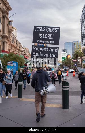 Street preacher sur le Las Vegas Strip Carry est un mégaphone et un signe avec des passages de la Bible, vous devez être né à nouveau. Banque D'Images