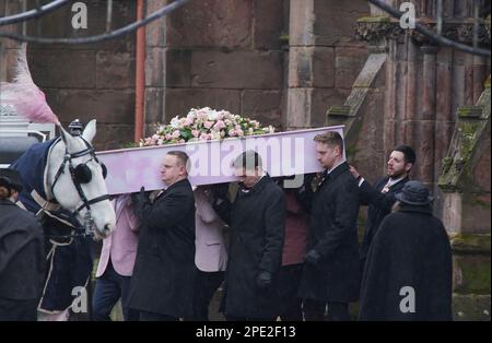 Le cercueil de Brianna Ghey, transgenre de 16 ans, est réalisé dans l'église paroissiale d'Elphin, à Warrington, Cheshire, après ses funérailles. Brianna a été mortellement poignardée dans le parc linéaire, Culcheth, Warrington on 11 février. Date de la photo: Mercredi 15 mars 2023. Banque D'Images