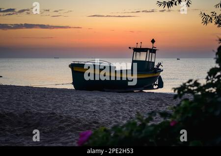 Belle vue le matin sur le bord de mer polonais à Gdynia. Bateau sur une plage de sable le matin. Banque D'Images