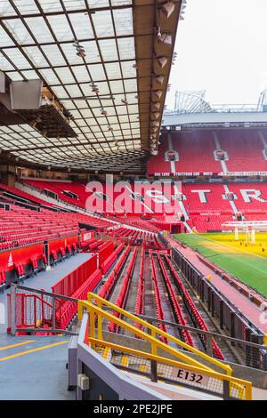 Vue latérale de Sir Bobby Charlton Stand avec support de télévision à Old Trafford, domicile du Manchester United football Club Banque D'Images