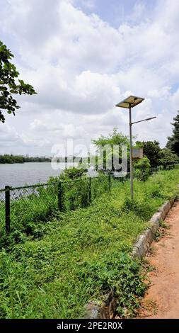 Vue portrait de la voie de randonnée du lac d'Agara. Lacs bien entretenus et partie de la série de lacs de Varthur c'est un lac de 80 acres situé à Agara. Banque D'Images