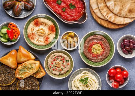 Moyen-Orient, petit déjeuner traditionnel arabe avec houmous, foul, mutabbal, makdous et zaatar. Vue de dessus Banque D'Images