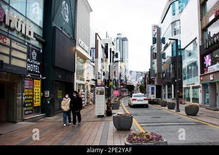 Paysage urbain du centre commercial Nampo dong ou de la rue de mode culturelle de Gwangbok dong pour les coréens et les voyageurs étrangers se rendent au Nam Banque D'Images