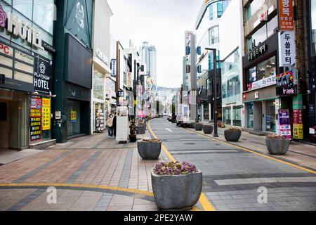 Paysage urbain du centre commercial Nampo dong ou de la rue de mode culturelle de Gwangbok dong pour les coréens et les voyageurs étrangers se rendent au Nam Banque D'Images