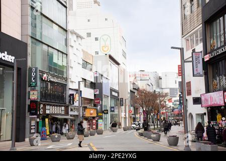 Paysage urbain du centre commercial Nampo dong ou de la rue de mode culturelle de Gwangbok dong pour les coréens et les voyageurs étrangers se rendent au Nam Banque D'Images
