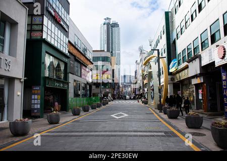 Paysage urbain du centre commercial Nampo dong ou de la rue de mode culturelle de Gwangbok dong pour les coréens et les voyageurs étrangers se rendent au Nam Banque D'Images