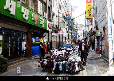 Paysage urbain du centre commercial Nampo dong ou de la rue de mode culturelle de Gwangbok dong pour les coréens et les voyageurs étrangers se rendent au Nam Banque D'Images