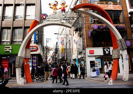 Paysage urbain du centre commercial Nampo dong ou de la rue de mode culturelle de Gwangbok dong pour les coréens et les voyageurs étrangers se rendent au Nam Banque D'Images