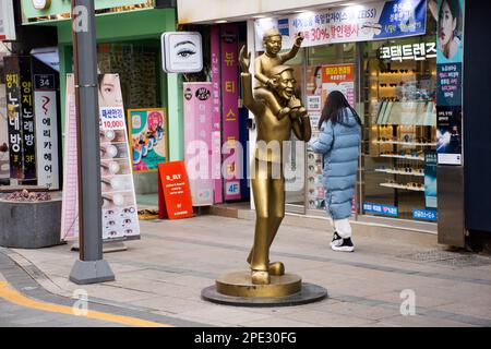 Paysage urbain du centre commercial Nampo dong ou de la rue de mode culturelle de Gwangbok dong pour les coréens et les voyageurs étrangers se rendent au Nam Banque D'Images